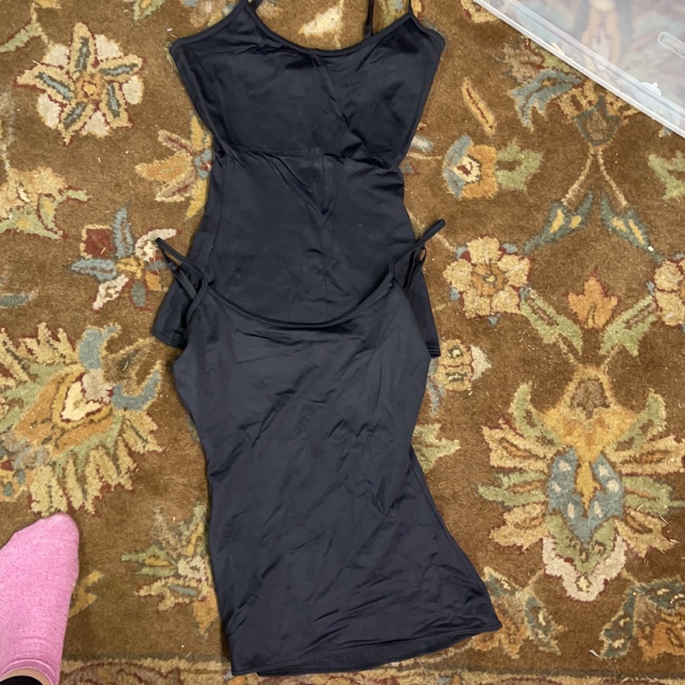 2 Slimming black tank tops